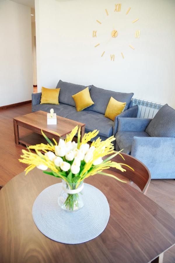 City Center Appartment At Buzand St. Jerevan Buitenkant foto